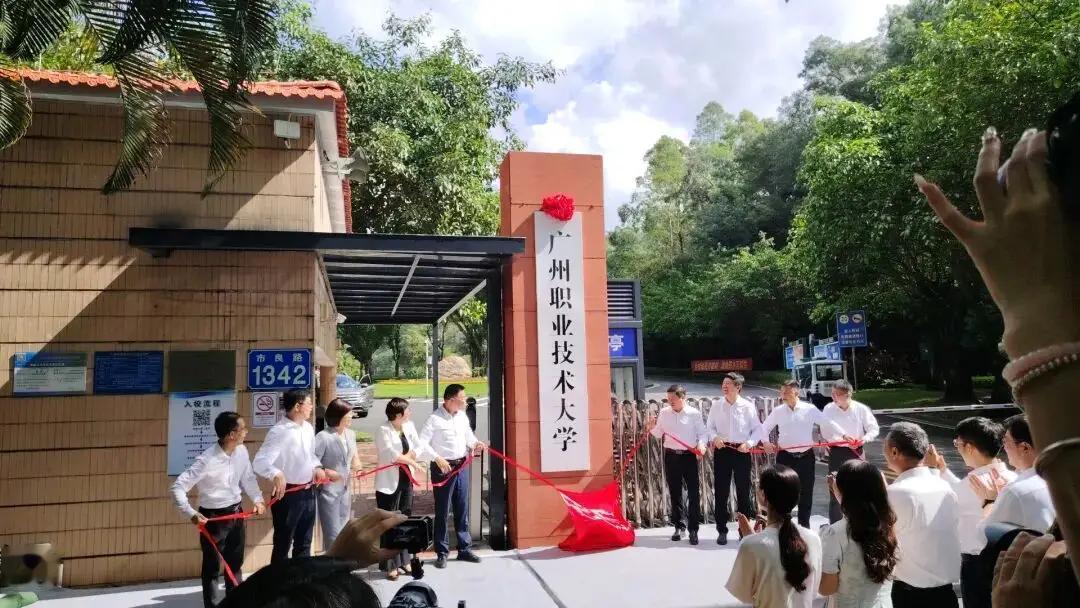无法原谅的低级错误！这种马大哈高校，如何让家长和学子放心？

学子录取季，很多考