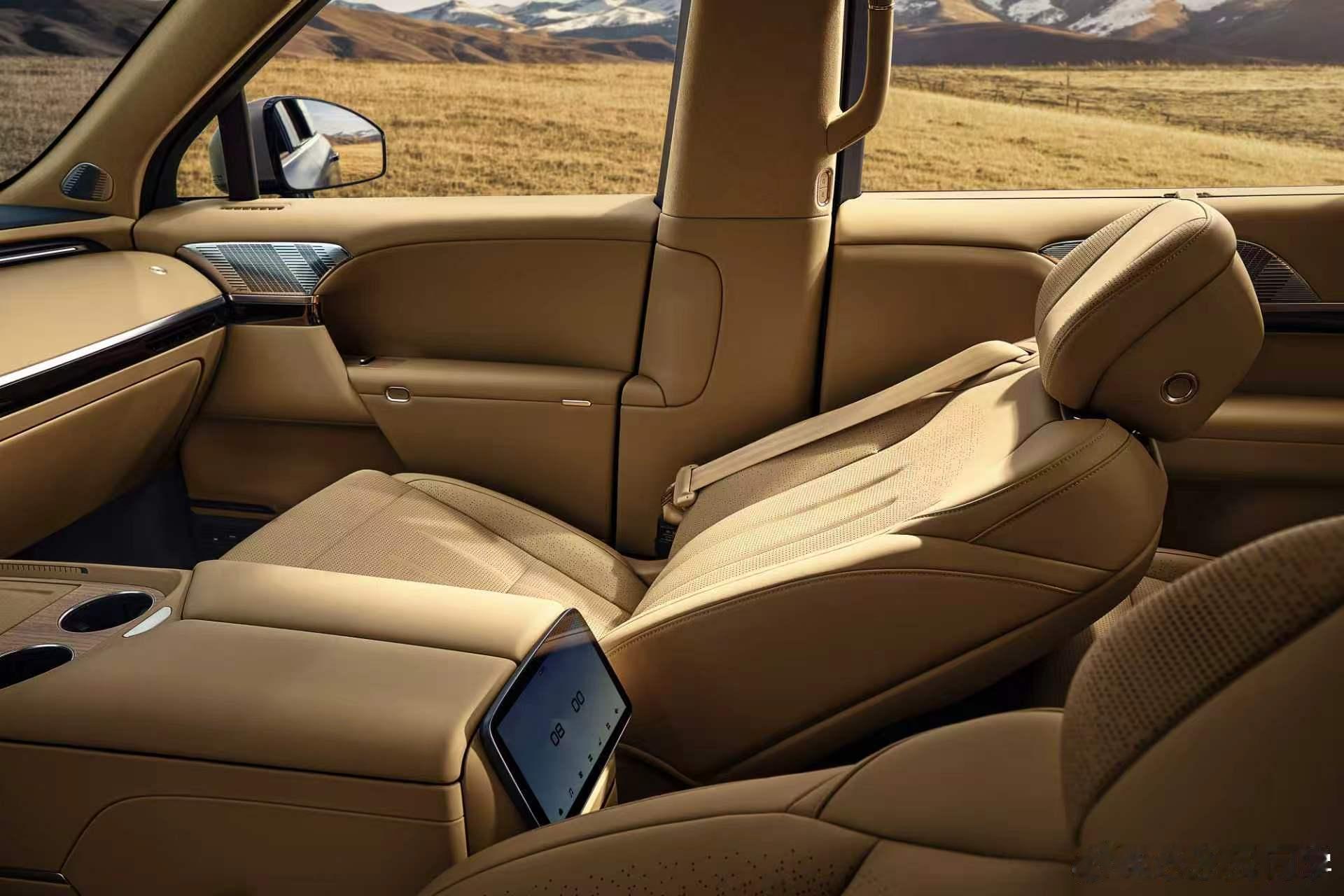 小鹏GX，你的定位是高端豪华，车的内饰不能只是纯卡其色的，还要有那种黑色和浅白色