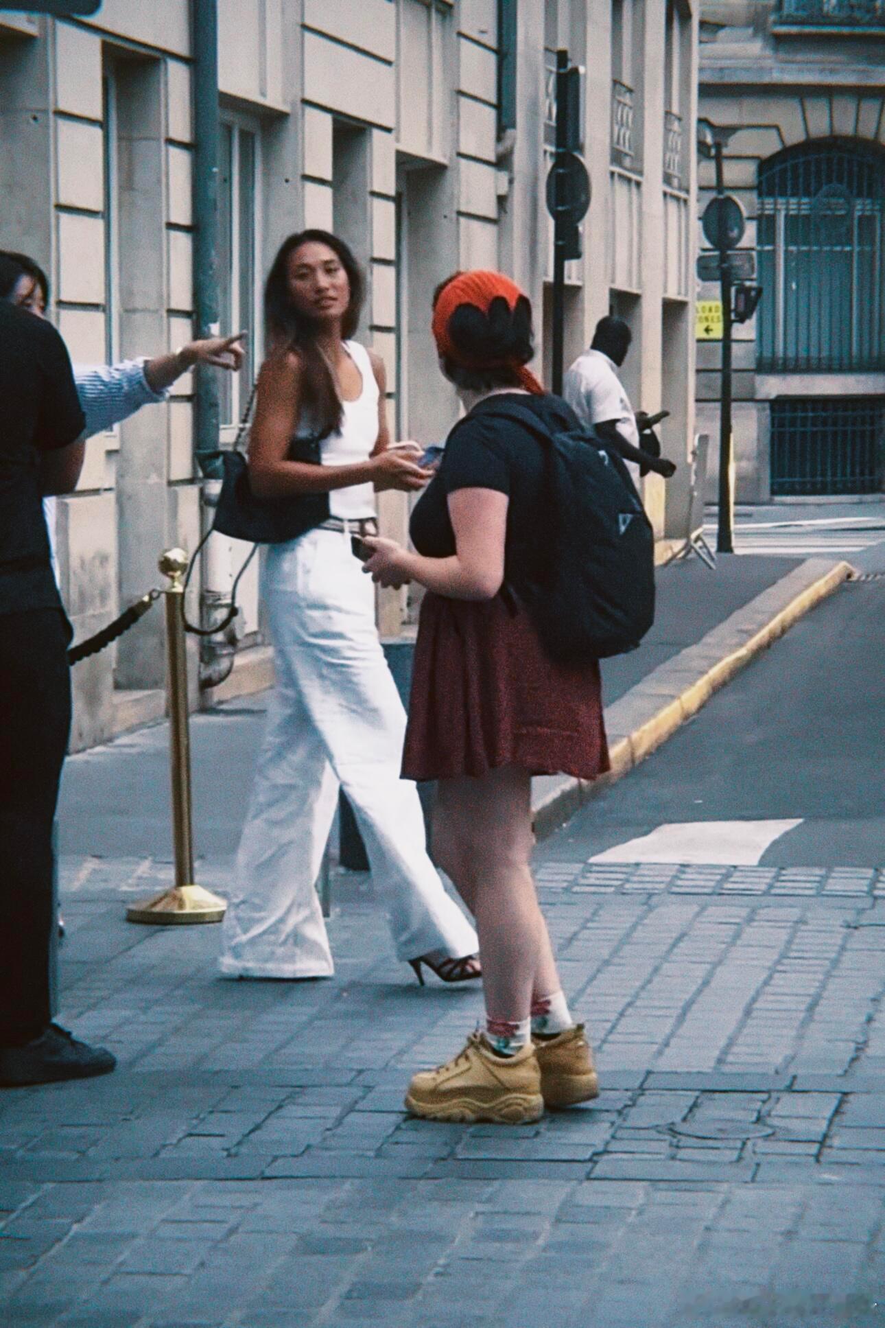 老天爷郑钦文真的也是太洋气了，巴黎街头随便偶遇都拍成大片…绝对是要席卷时尚圈了[