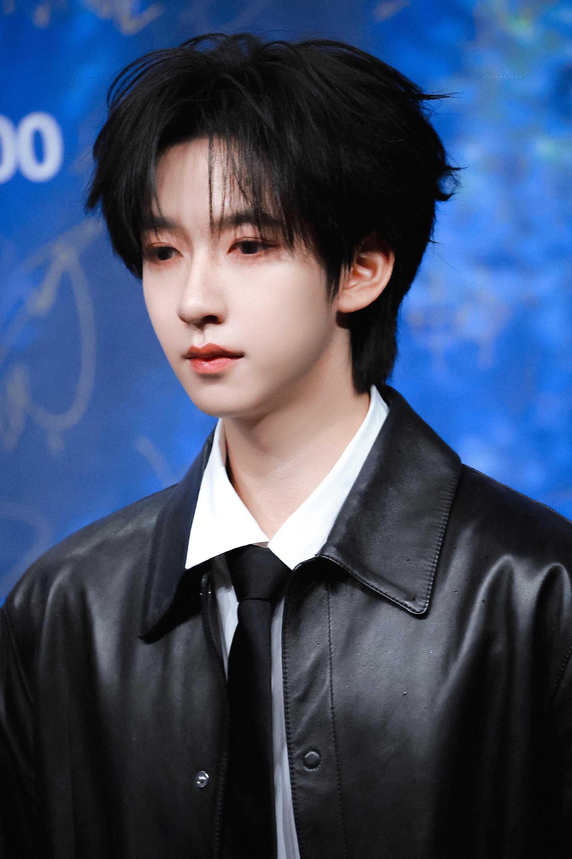 贺峻霖超话星愿池马年添个新装扮残影-时代少年团-贺峻霖[音乐]“新鲜出炉的食物特