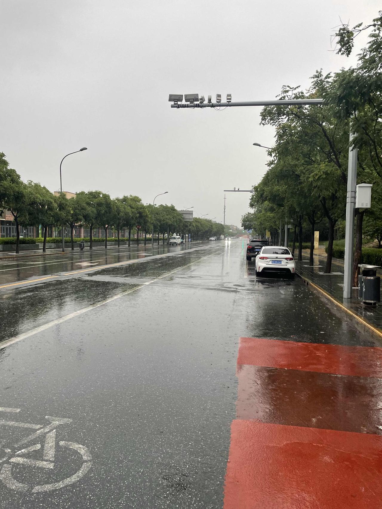 清晨4点50分，窗外噼里啪啦的雨声把我从梦中唤醒。看着外面雨不小，地面都有积水了