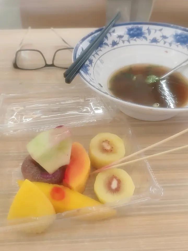 记录一下吃什么吓人猪肉馄饨吃完了，水果捞补充维生素