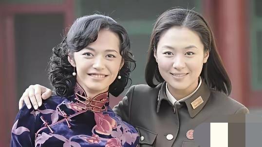 左边是演员姚晨，右边这位美女是谁呢？