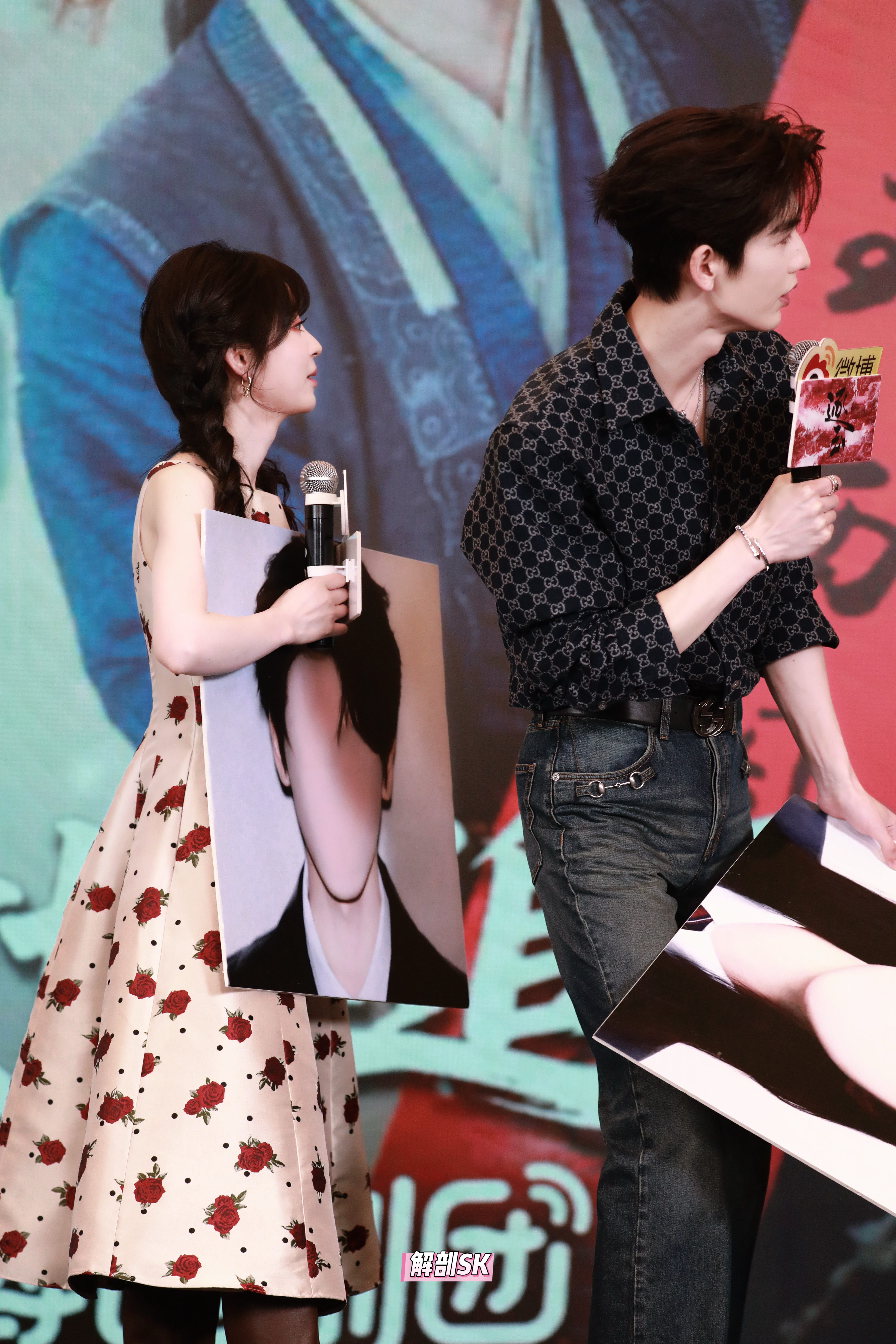 张凌赫x田曦薇  田作之赫🦋📸逐玉追剧团田曦薇背后抱量张凌赫腰围