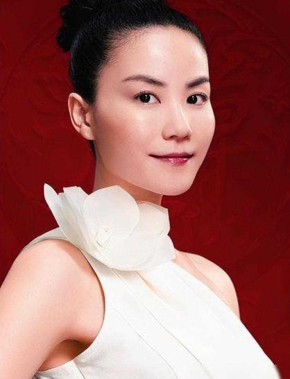 今年春晚，

57岁的王菲如约而，

原以为她会像年的《传奇》一样封神，结果全网