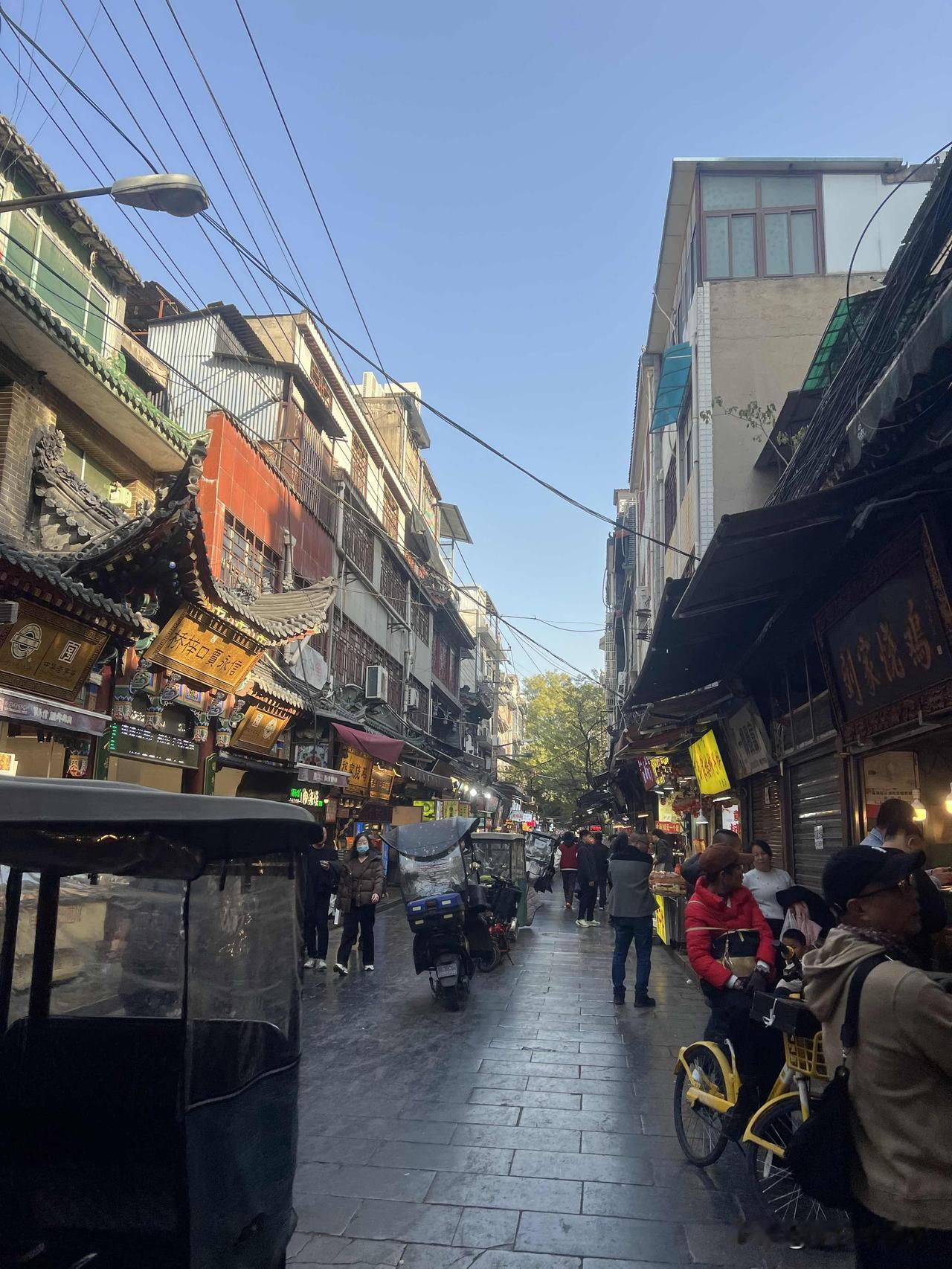 三巷寻味：藏在西安城老巷里的烟火长卷

晨雾还未散尽，我已踏上去往西安老城的路。