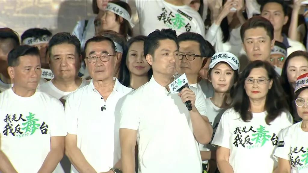 国民党今晚6点在凯道举办“我是人、我反毒台”集会，现场近7点半喊破20万人，群众
