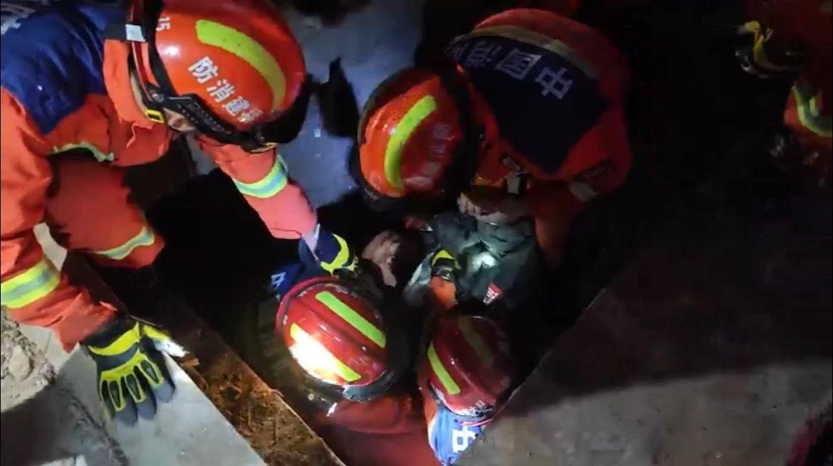 福建一醉酒汉错把排水管当家钻进睡觉 为确认被困男子生命体征及准确位置，两名消防员