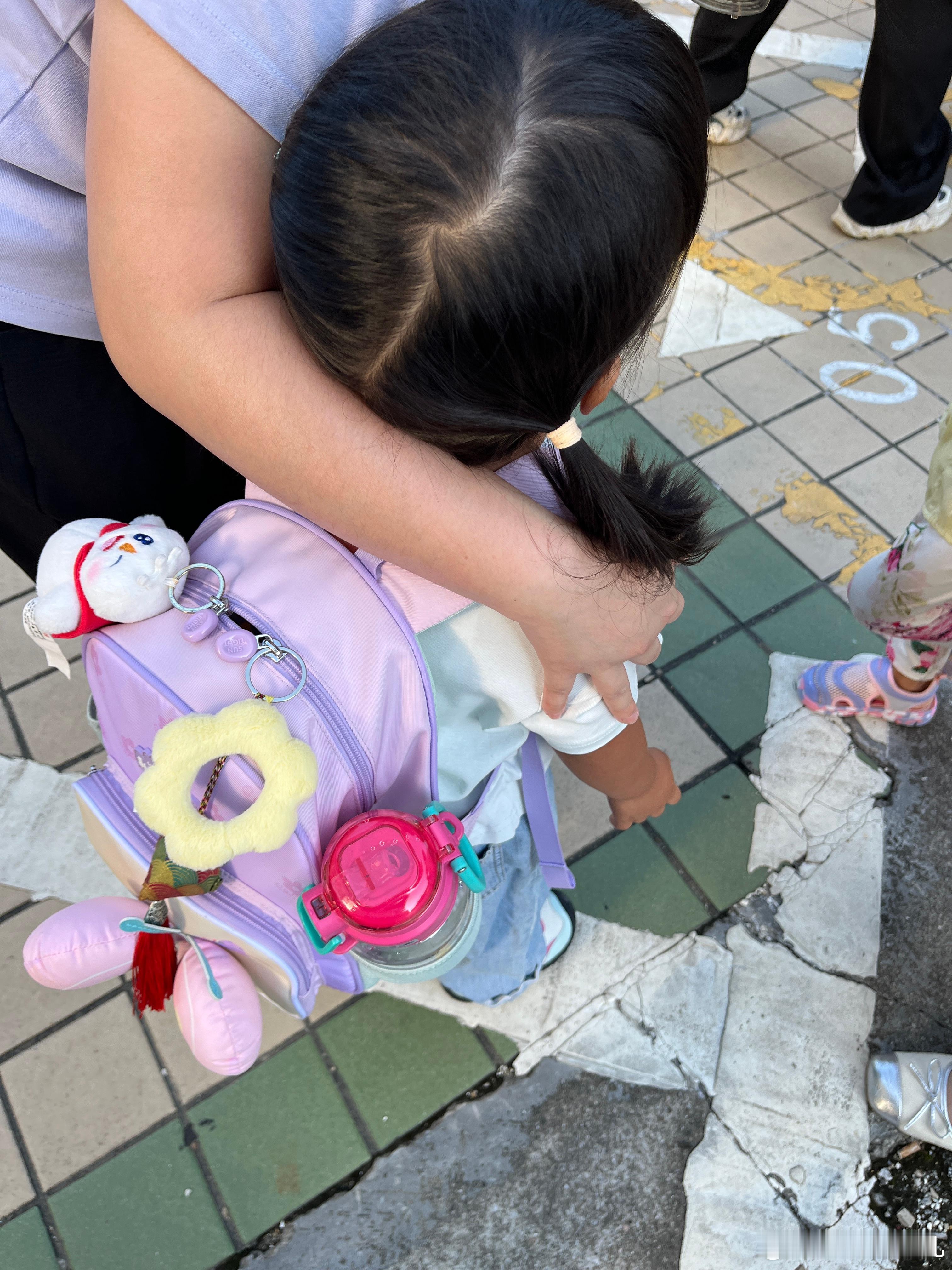 要和老师呆在一起，不想先进去，叫我问一下老师可不可以，我说你自己问吧！结果边哭边