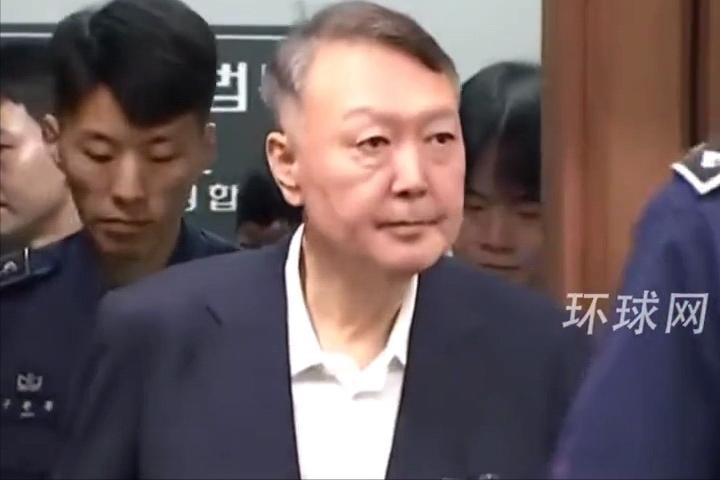 这还是尹锡悦，前韩国总统吗？
变化太大了！

估计尹锡悦在拘留所里想了好多事情，