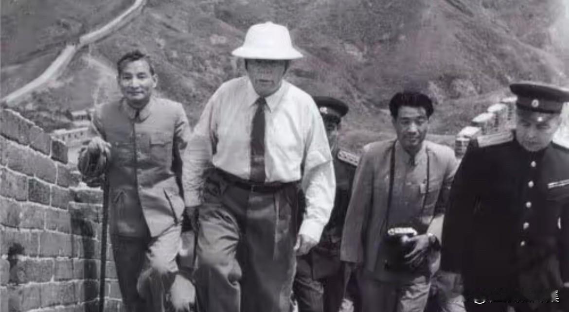 1957年5月25日，苏联最高苏维埃主席团主席克利缅特·伏罗希洛夫（照片中前一位