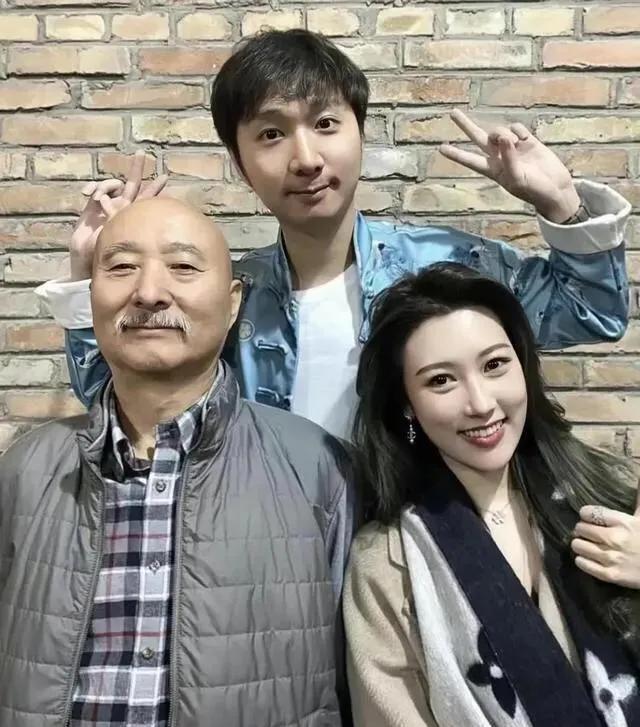 陈大愚夫妇和老爹陈佩斯，陈大愚和老爹长得真像，妻子也是漂亮大气？#非常朴实的演员