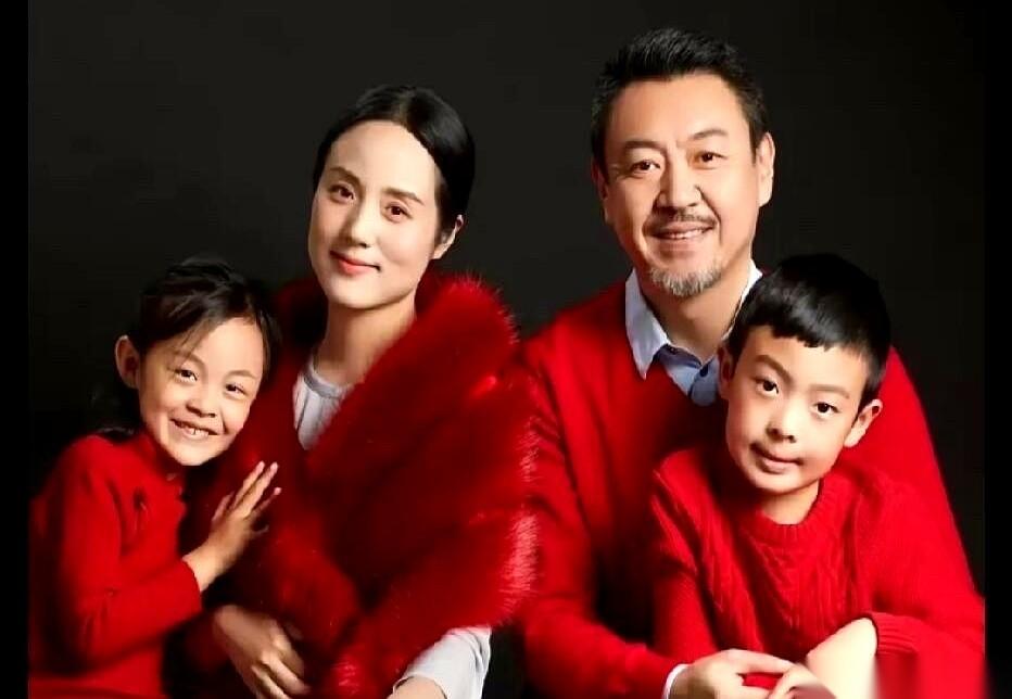 前央视主持人杨柳，和他小10岁的妻子哈辉，发了张合影。
镜头猛地推到男人脸上，5