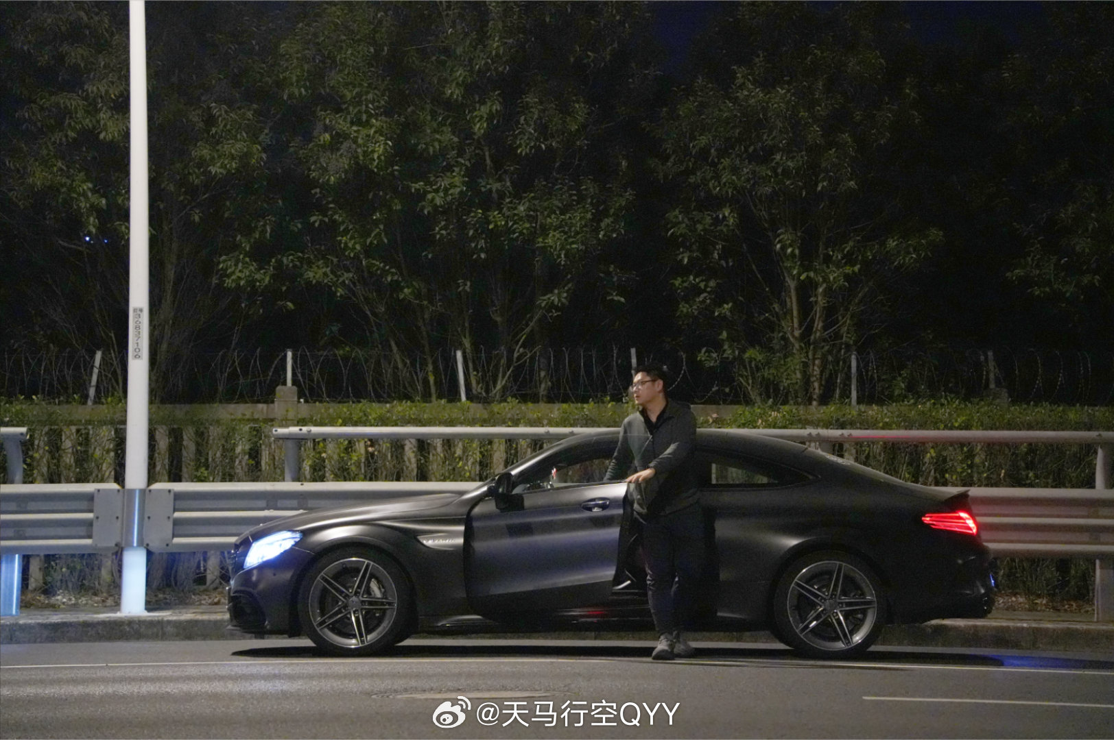 昨天开了一辆奔驰AMG C63 ，深有感触。就在最近，听到C63四缸插混版本也将