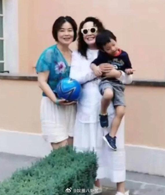 小玥儿小霖霖去加拿大参加夏令营 张兰晒小霖霖视频照，称俩孩子去加拿大参加夏令营啦