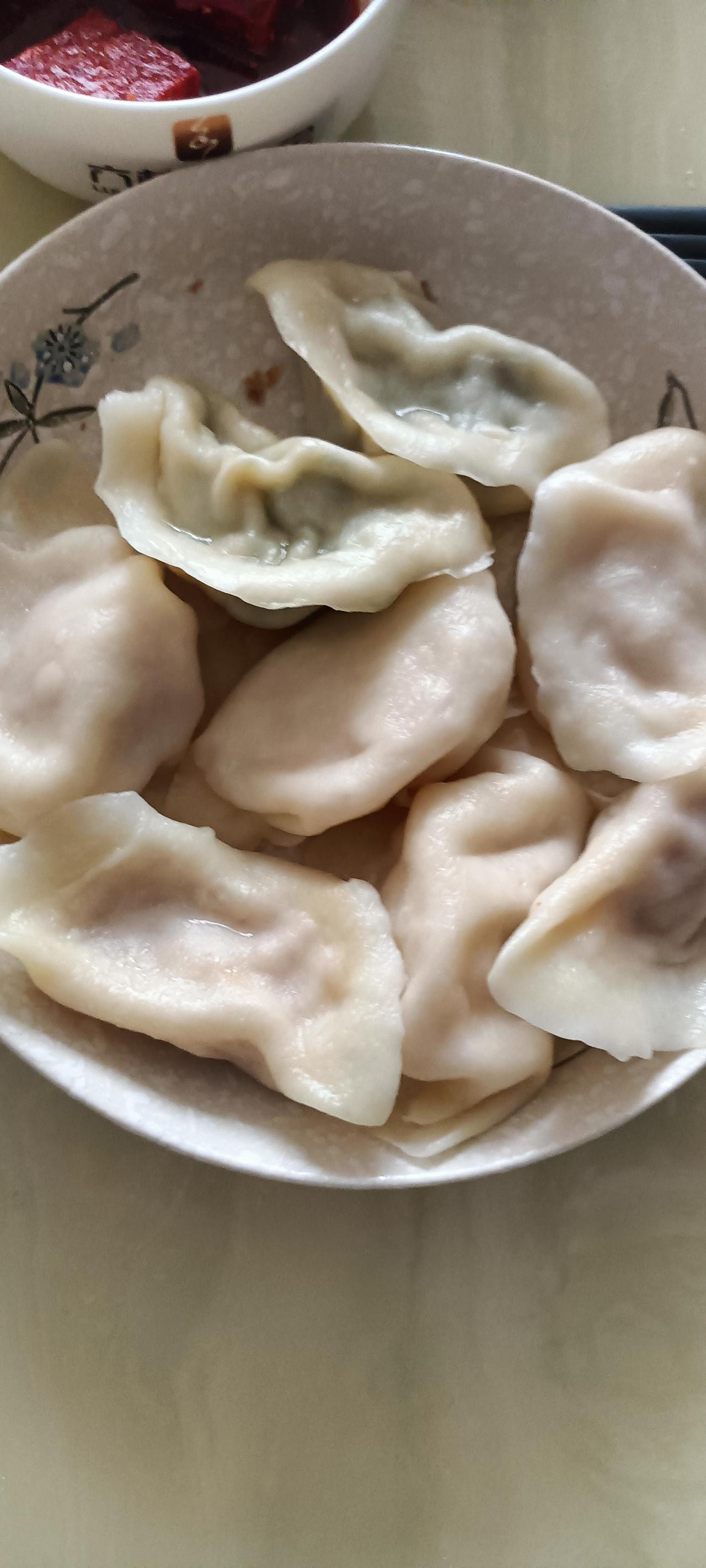 我们这里最近高温，天气炎热，空调二十四小时连轴转，太热了。
但不能因为天气炎热不