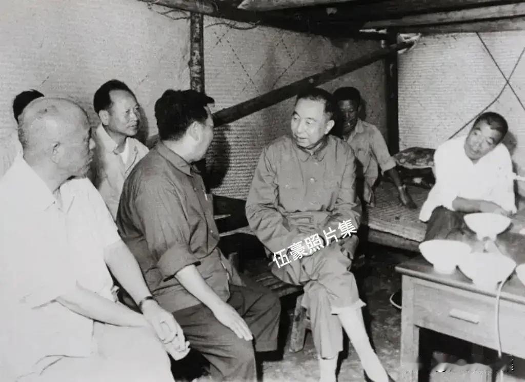 1976年，唐山大地震后，华国锋同志（前排右二，时任国务院 总理）、刘子厚同志（
