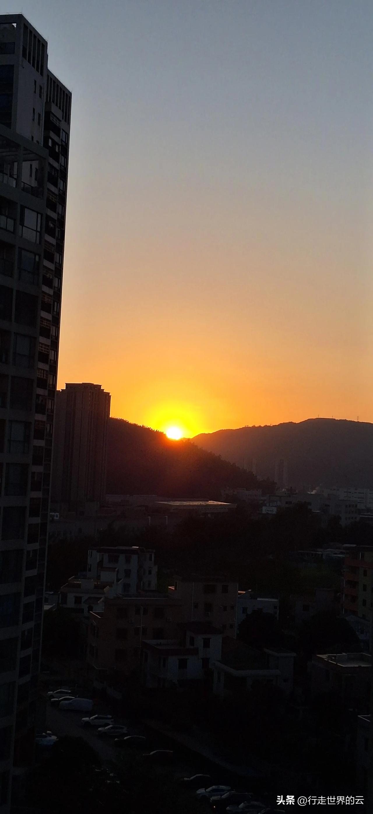 孤独的人钟情于黄昏，此时此刻，脑海里是陈寅恪那首诗：
渺渺钟声出远方，依依林影万
