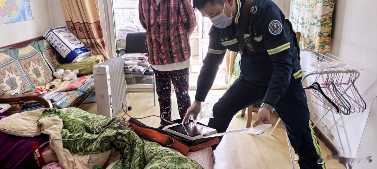 老妈最后关头，我没让抢救。
我妈无声无息走了，120进来的时候好像问过要不要抢救