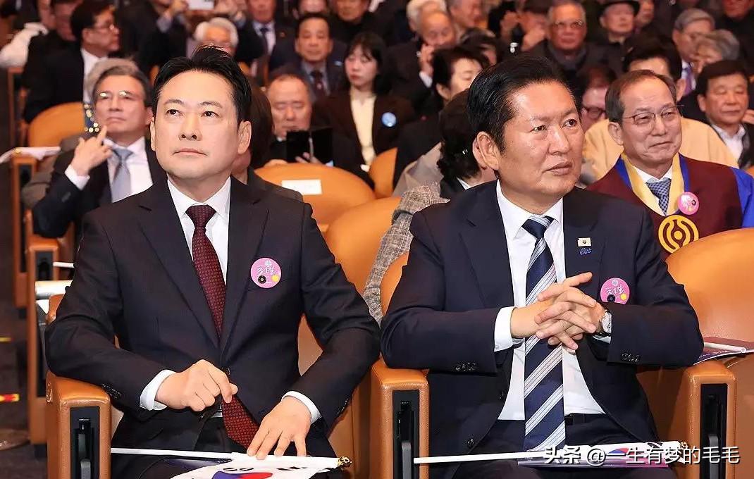 26日，韩国民调机构洛普调查显示：执政党共同民主党支持率稳定在41%，稳居上风；