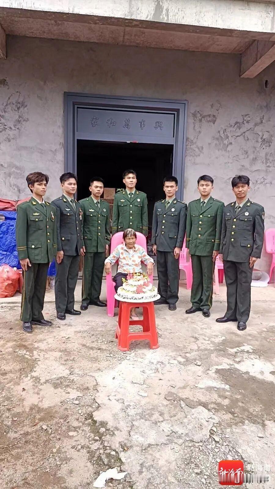 近期，一段感人至深的视频在网络上迅速走红：七位身穿戎装的孙子们齐聚一堂，共同为他