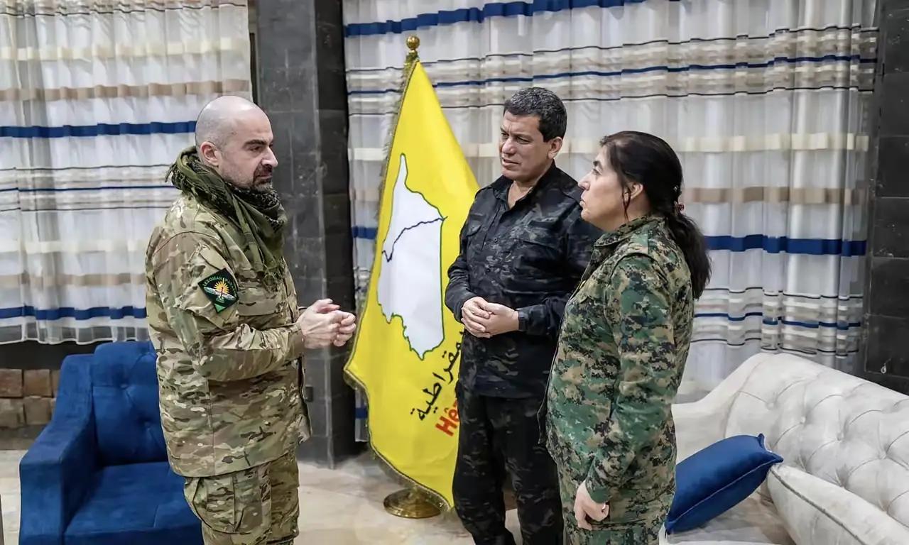 右边两个人是叙利亚的库尔德人的两个司令，一个男司令，一个女司令。男司令叫阿卜迪，