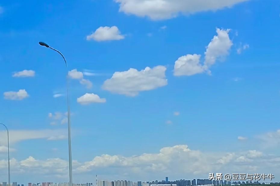 如果有岁数比我大的老人坐公交车，我肯定会给让坐，谁都有老的那一天！在日常生活中，