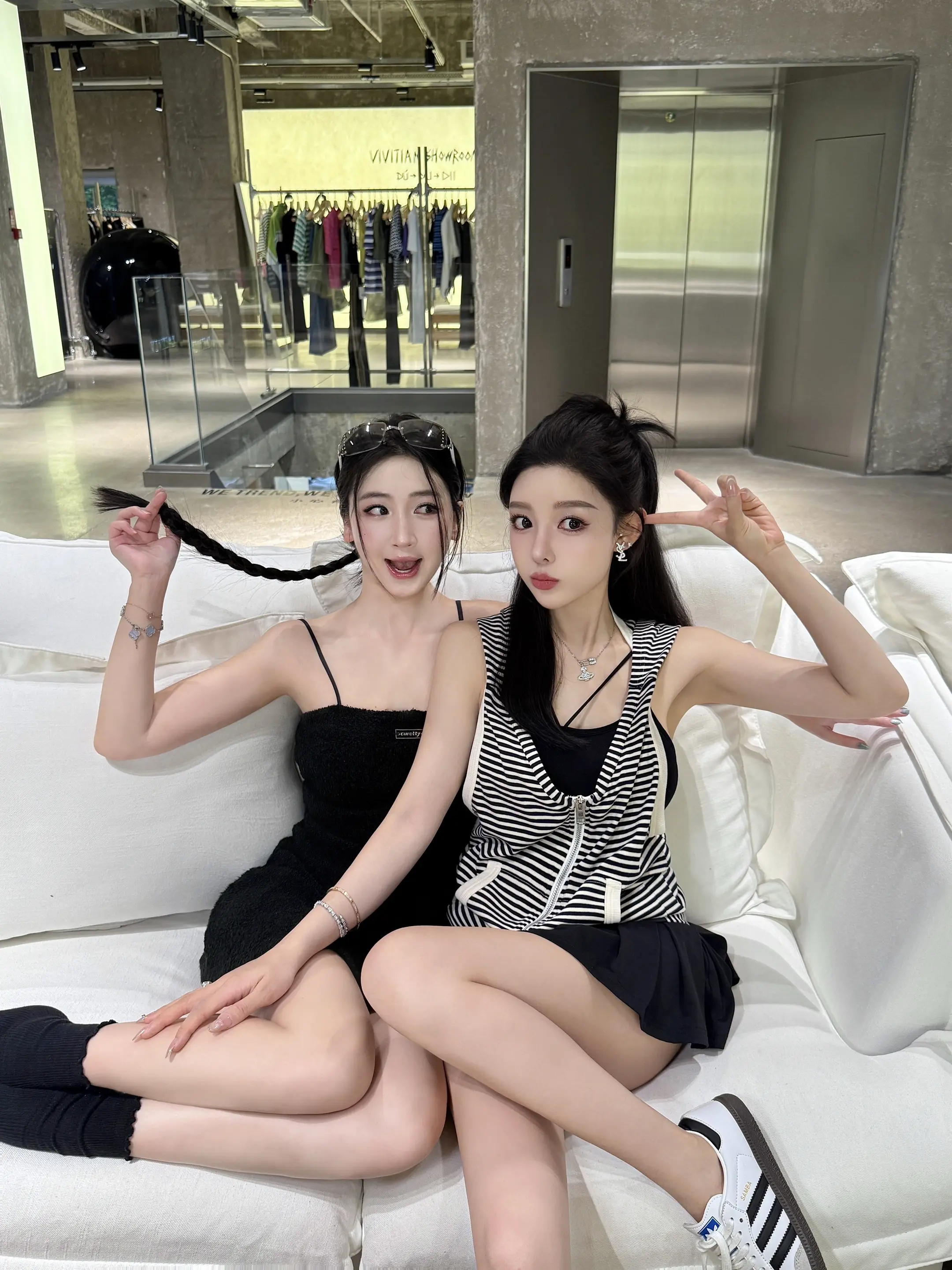 好姐妹拍照就要贴贴呀。