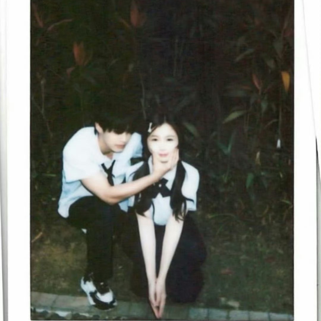 虞书欣、何与《双轨》校服拍立得售后，来品一品！ 