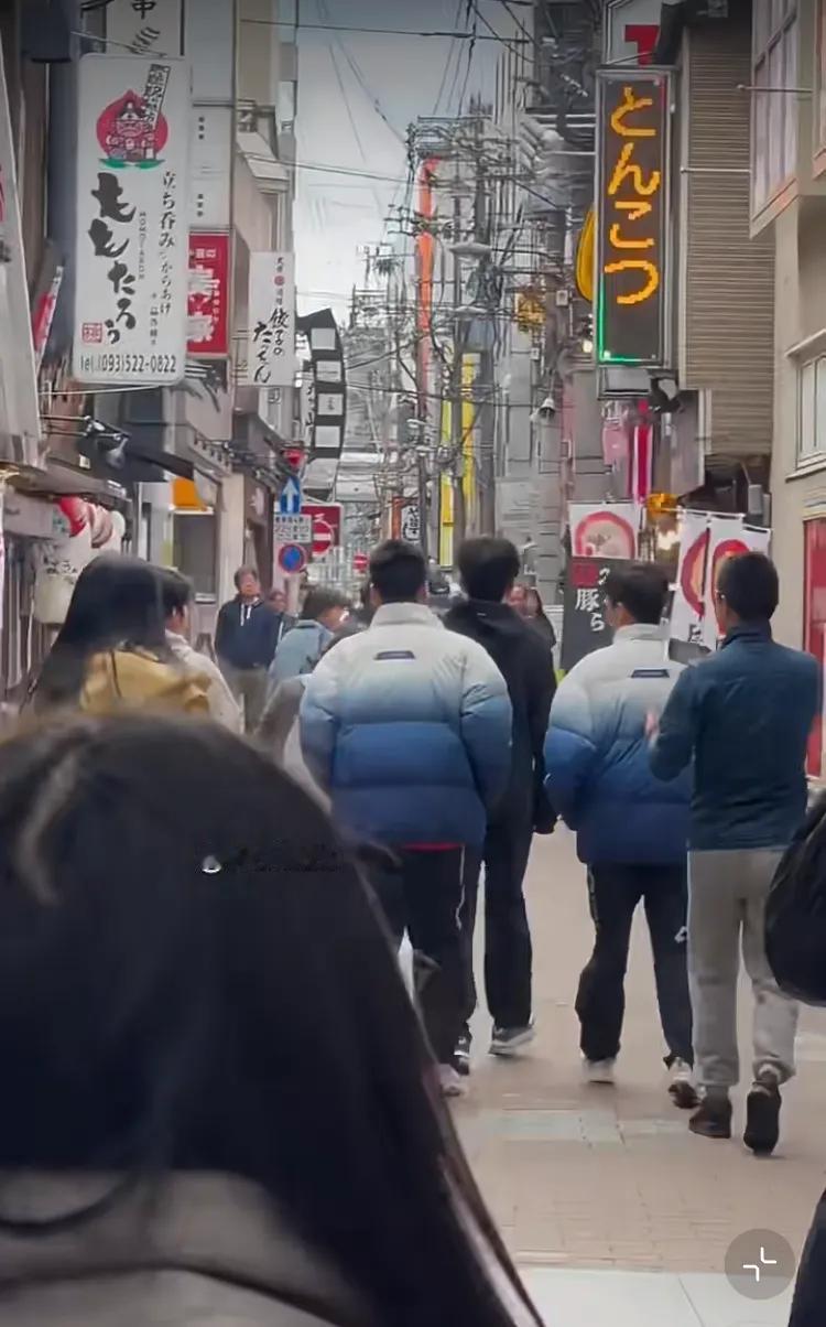 出门炸街的楚钦
队友跟在后面好像保镖
（这是可以说的吗）
像电影里霸总出场照进现