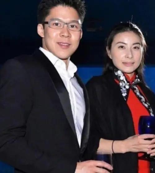 2000年，霍启刚第一次带女友回家。朱玲玲只看了一眼，便说：“你们不合适，分了吧