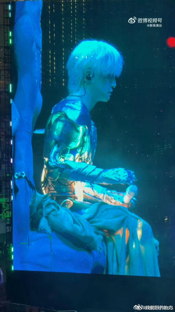 薛之谦与薛之谦Ai机器人共唱骆驼 谁懂这种惊喜？《骆驼》旋律里，AI机器人披风掉