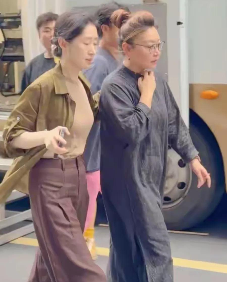 天呐！这居然不是刘敏涛？！
 
刷到的时候一眼就被右边的姐姐吸引了，评论区全在说