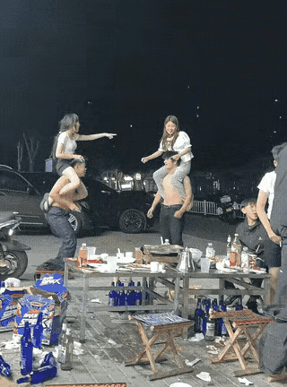 感觉现在的小年轻玩的都很花，男男女女约上几对出来吃宵夜，啤酒都喝完了好几箱，最后