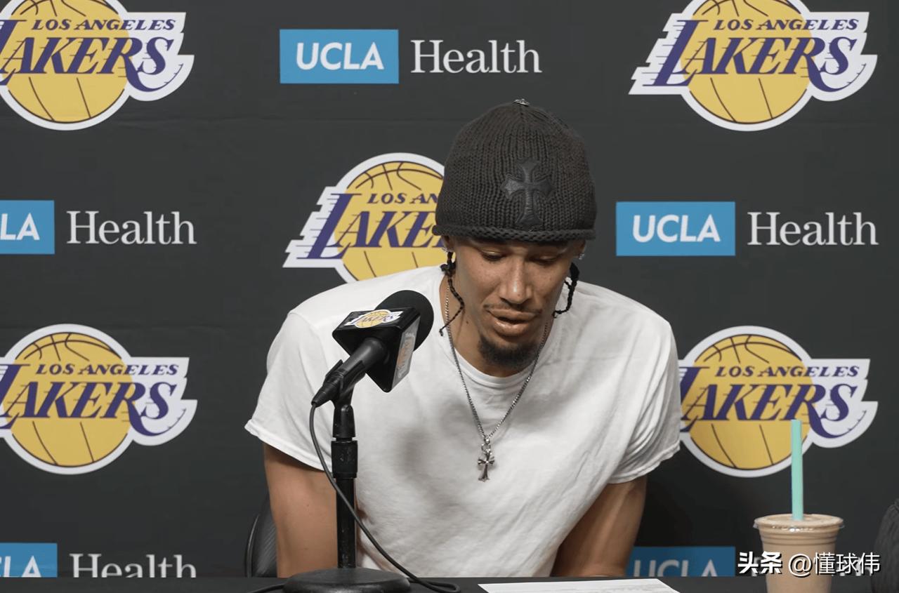 老詹的积极作用！海斯谈詹姆斯：

“勒布朗树立了很好的榜样。”

“他是我们球队