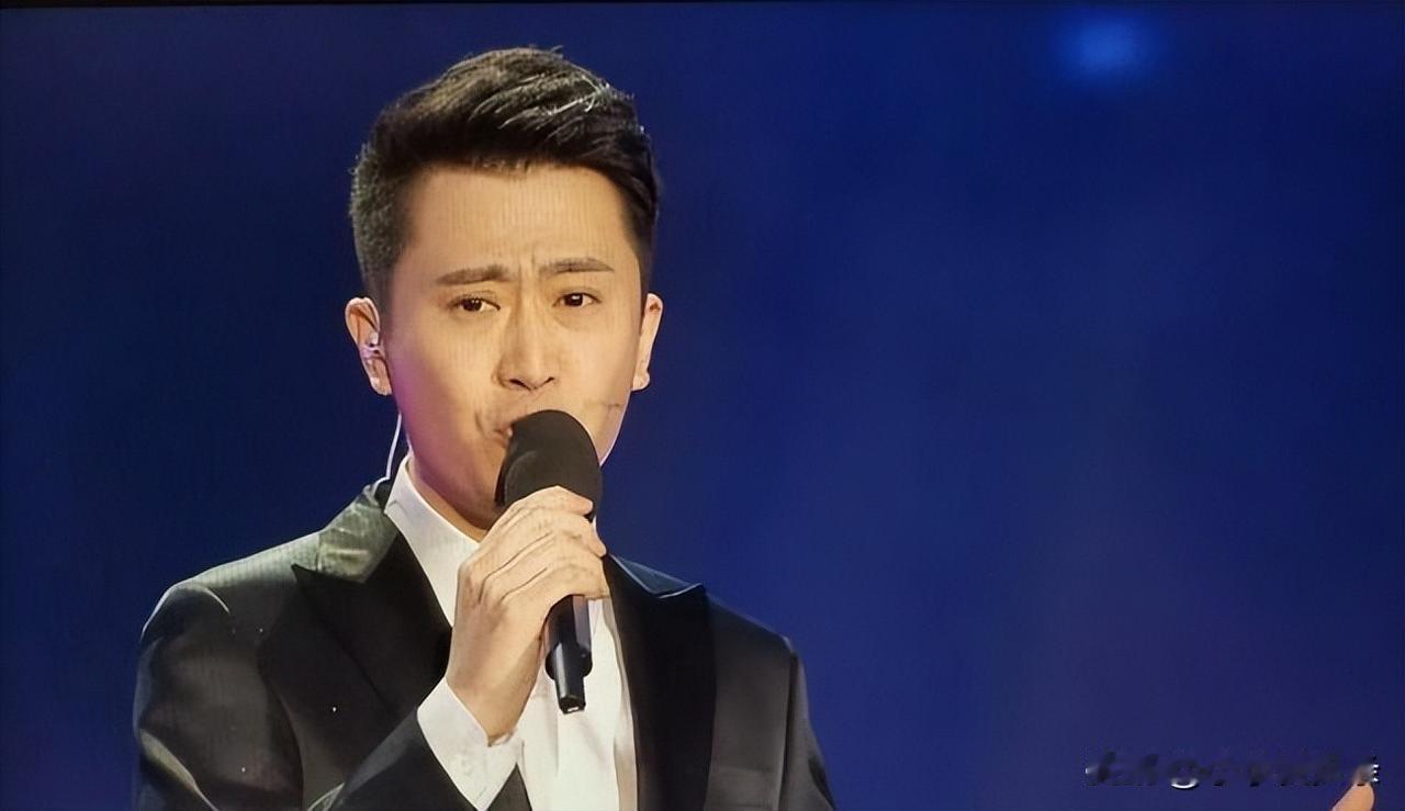 发现没，
杨帆最让人圈粉的一点，就是从不叫苦喊累。
 
连续六年除夕团圆夜，所有