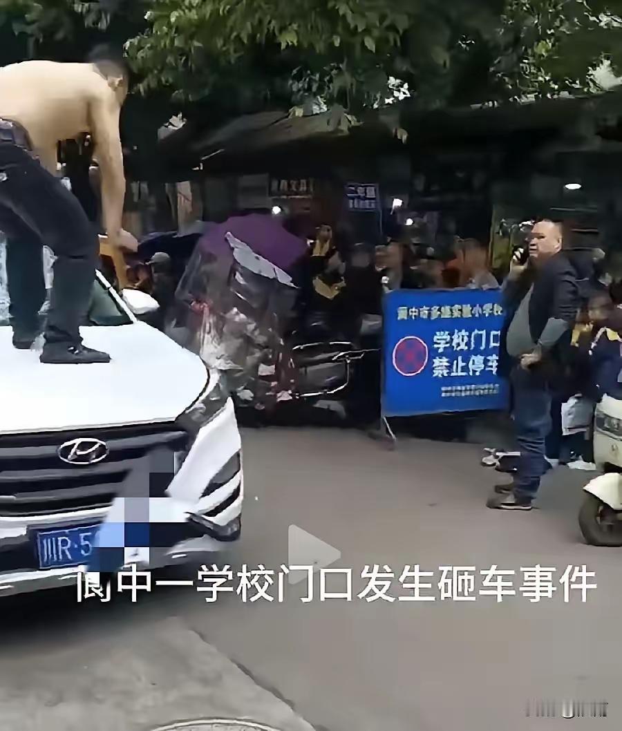 四川阆中。

一段拥堵路段，车主没有着急按喇叭，随着车流慢慢挪。

不急。

后