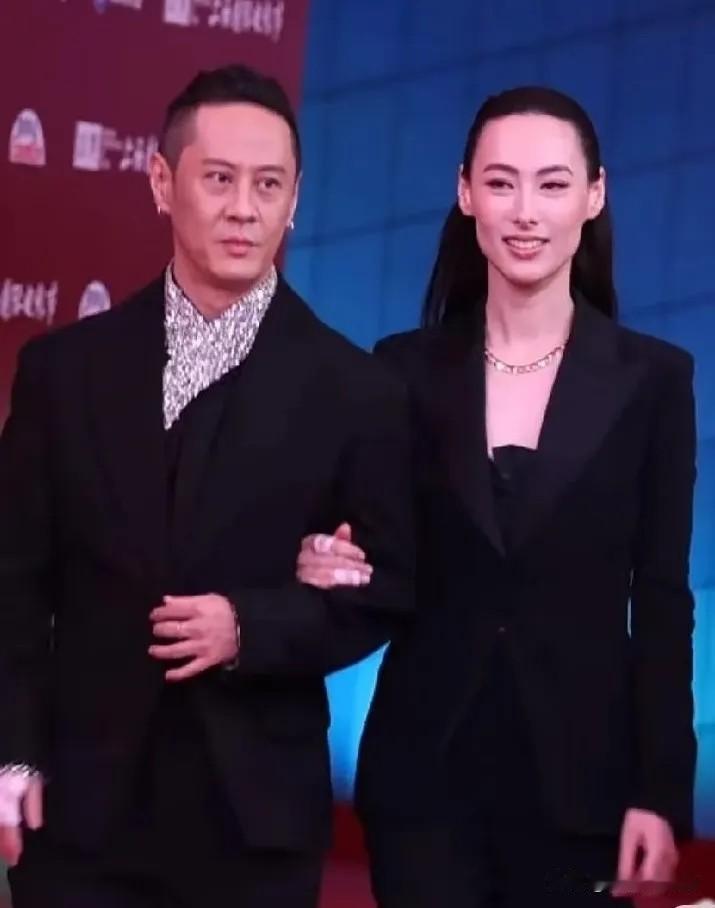 刚刚去查了一下马浴柯的感情史，
不查不知道，一查才明白！
真正稳重的男人，感情从