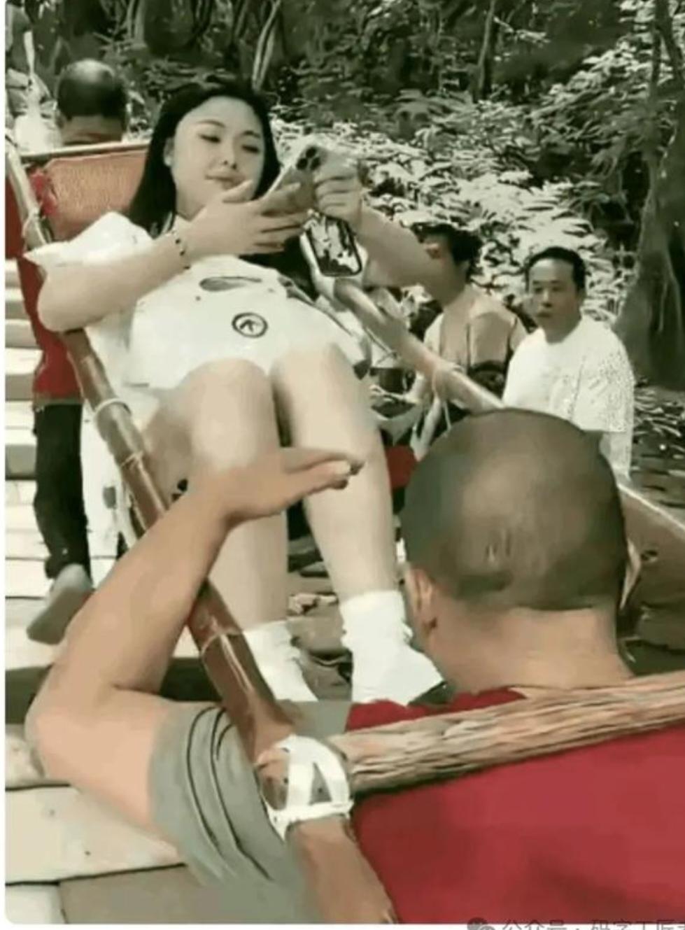 “轿夫”真累呀！
       蹬泰山看日出，是人们都向往的地方。前不久去了一趟