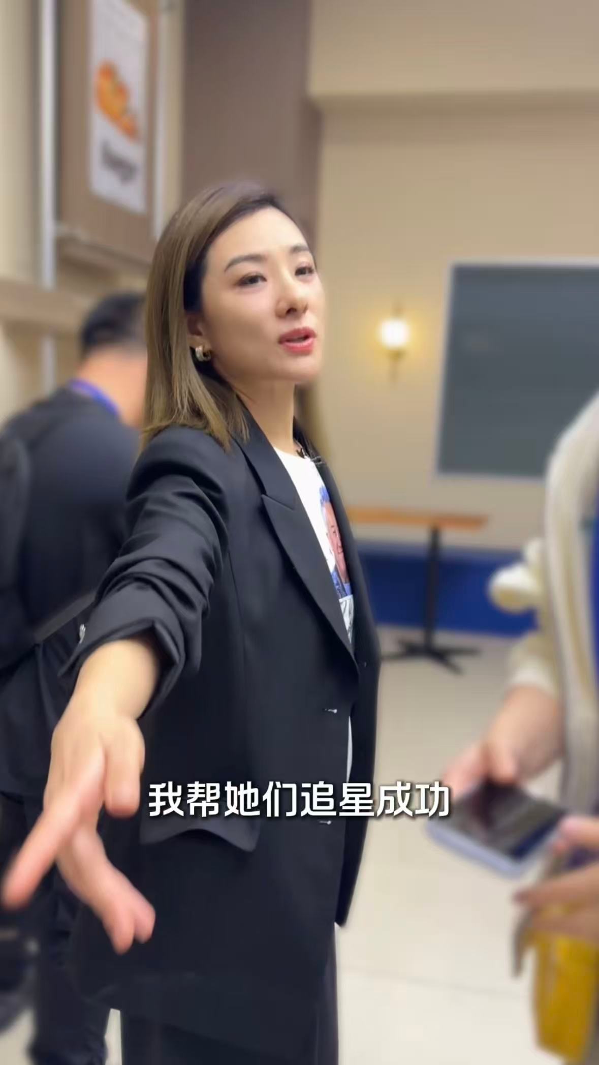 刘璇帮工作人员追星刘涛 在《无限超越班4》录制现场，刘璇的工作人员想要刘涛和朱美