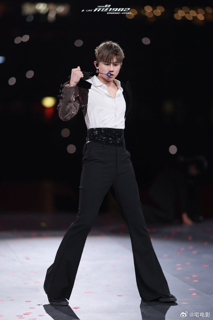 张杰张杰鸟巢演唱会齐舞 张杰鸟巢舞台再破尺度，120人齐舞创名场面 