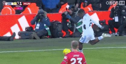 利兹联vs曼联 ｜利兹联1比1曼联 全场曼联有两次疑似手球均未被判罚，包括最后时