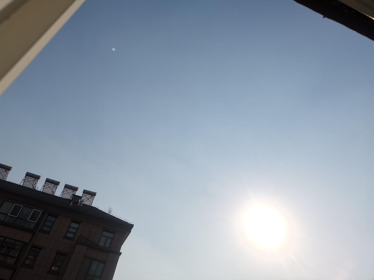 🌞 内心有光，能照亮远方

一个人的精神气象，往往决定了他能抵达的高度。

·