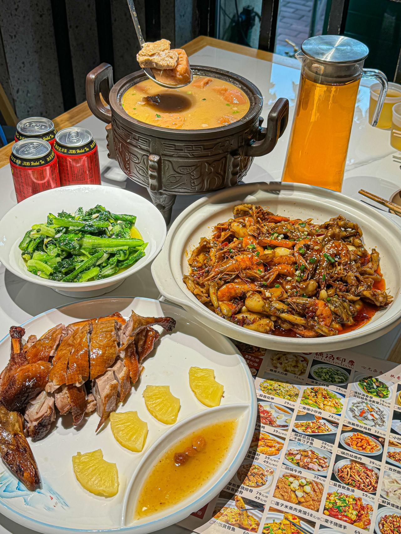 11月30日，山东烟台，三名男子聚餐时用卡式炉煮火锅，在调试火力时，一股强气流突