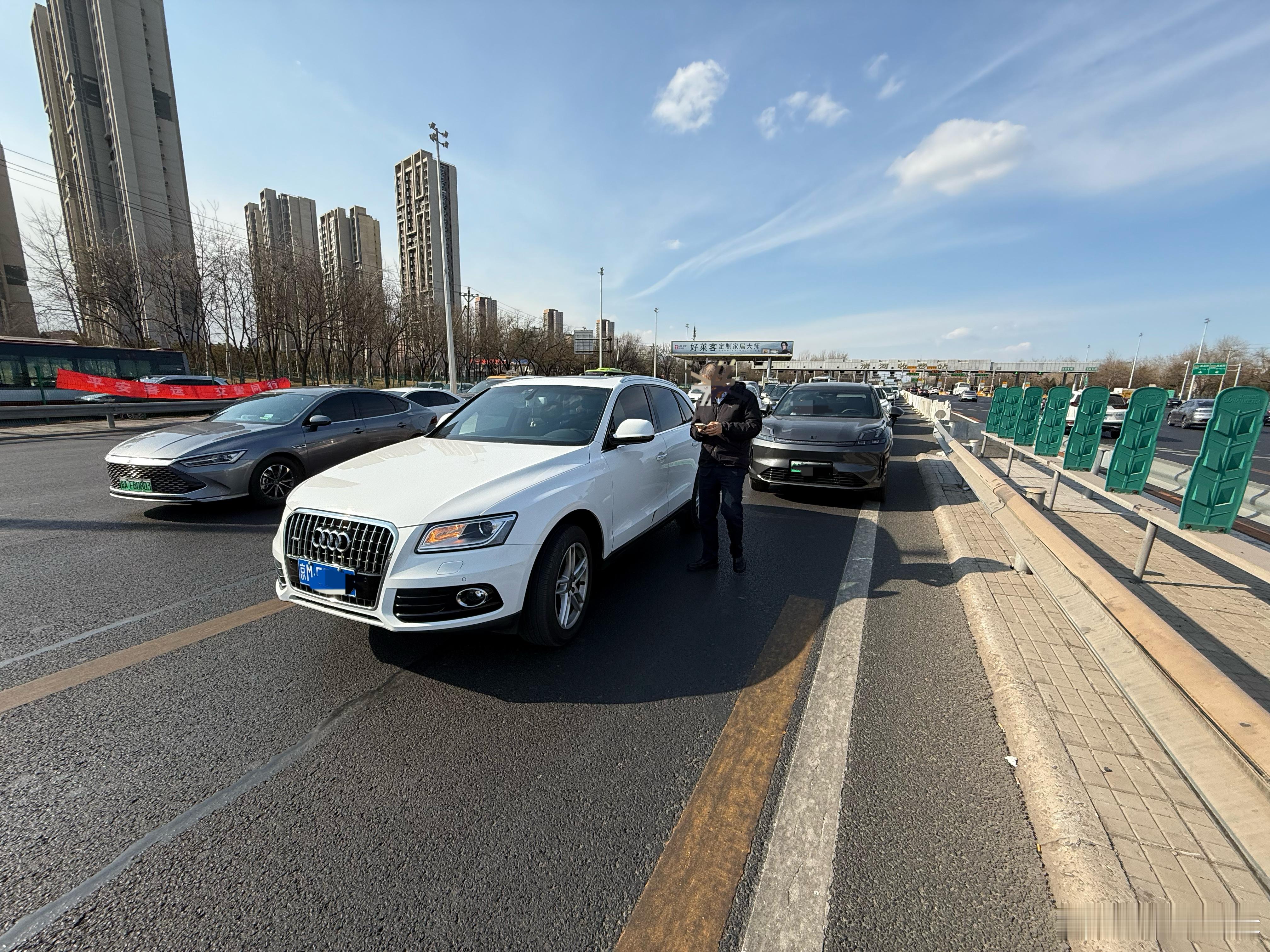 气死了，这xx强行变道给我蹭了，下车我问他，说他觉得我应该让他….北京交警效率巨