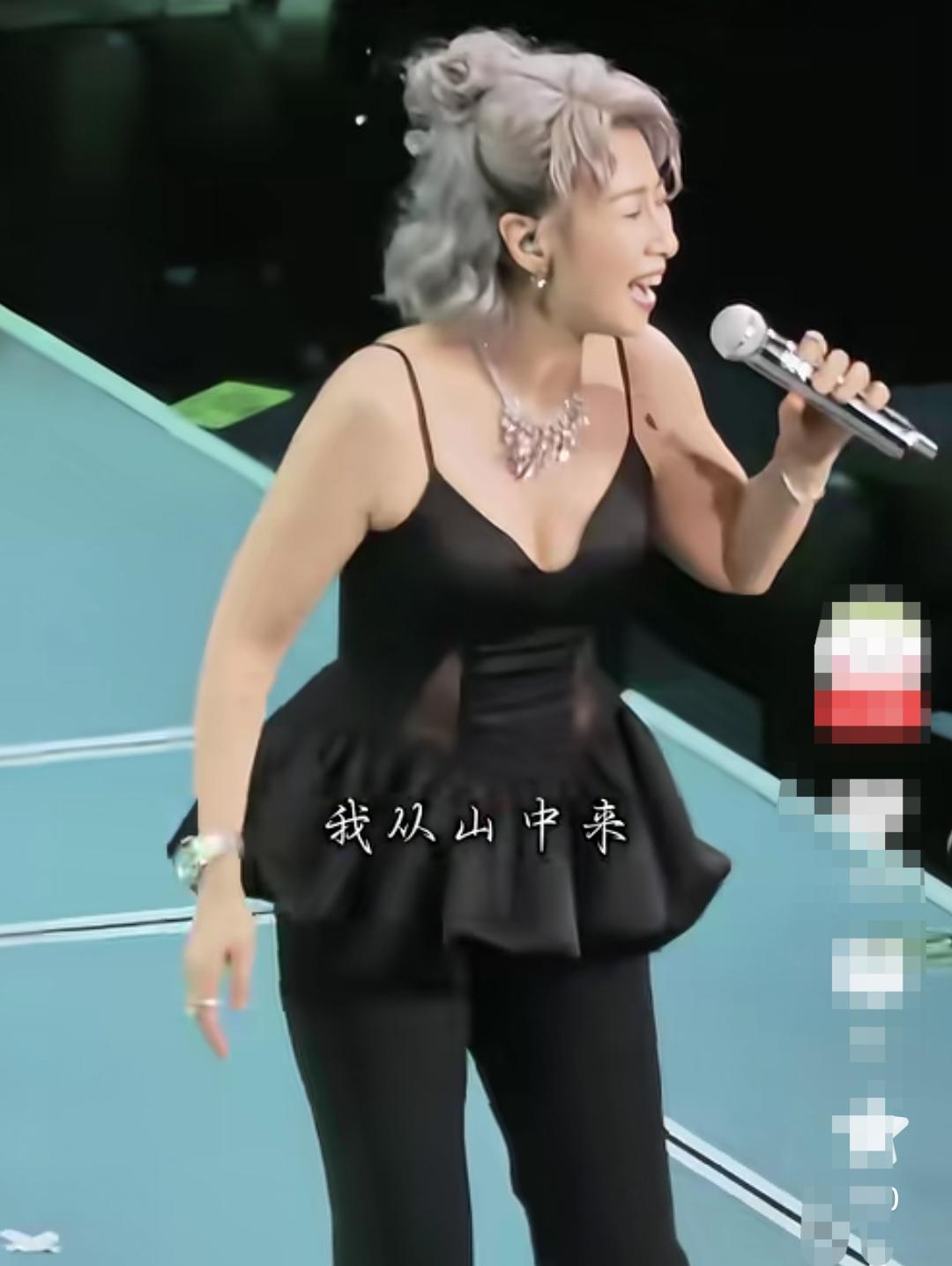 我怎么觉得六十多岁的叶倩文，穿着吊带娃娃衫开演唱会妥妥的违和！

叶倩文已经六十