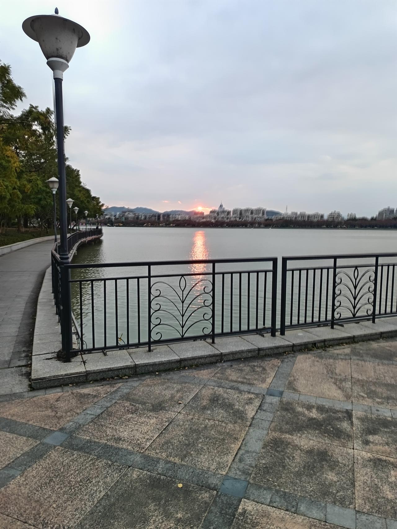 有一件事
我不知道怎么说才好
我发现一个很严重的问题


你敢相信吗？在肇庆市，