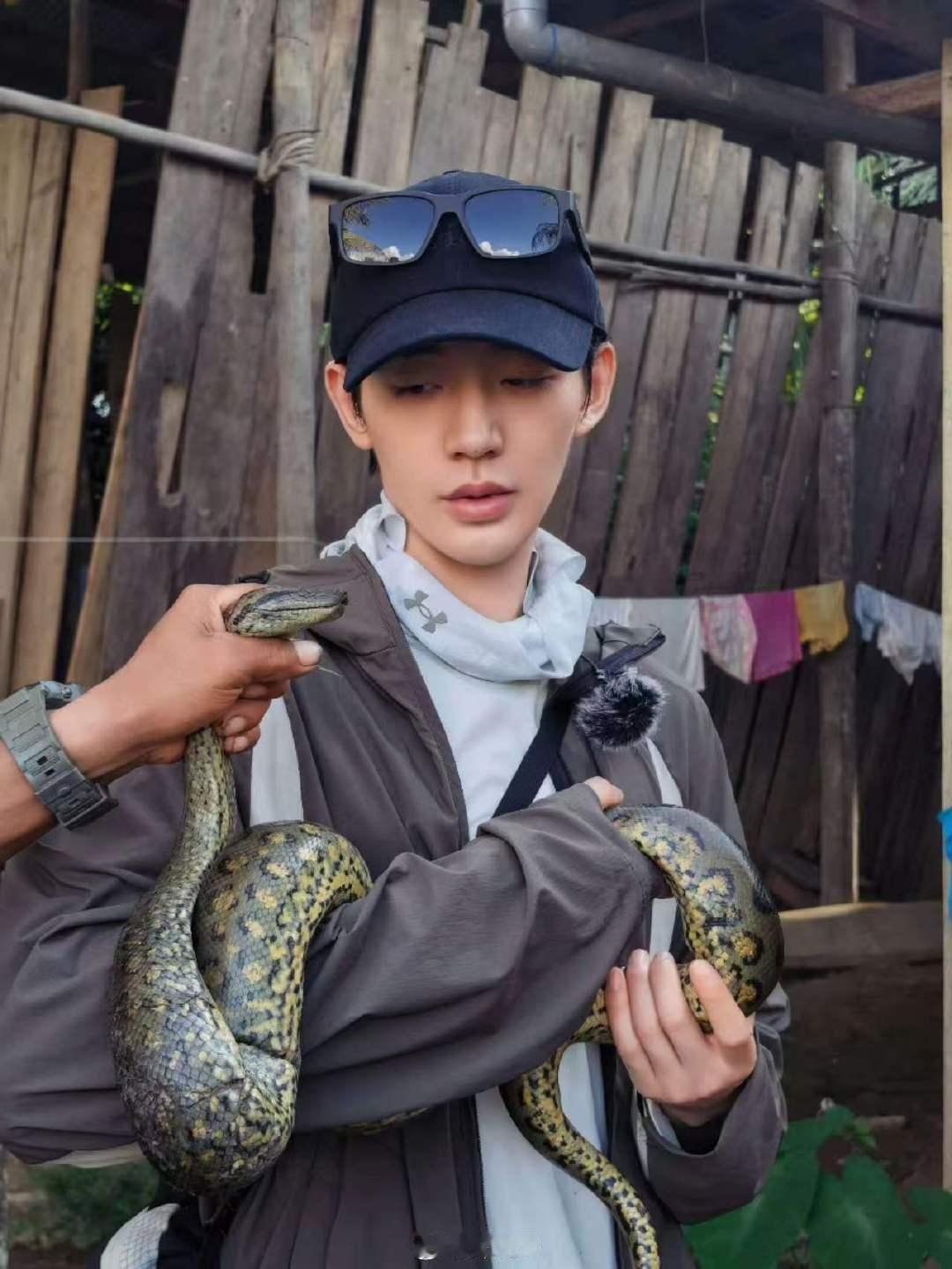 邓为抱蛇合照 邓为抱蛇合照🈶邓为钓到最大鱼mvp ​​​