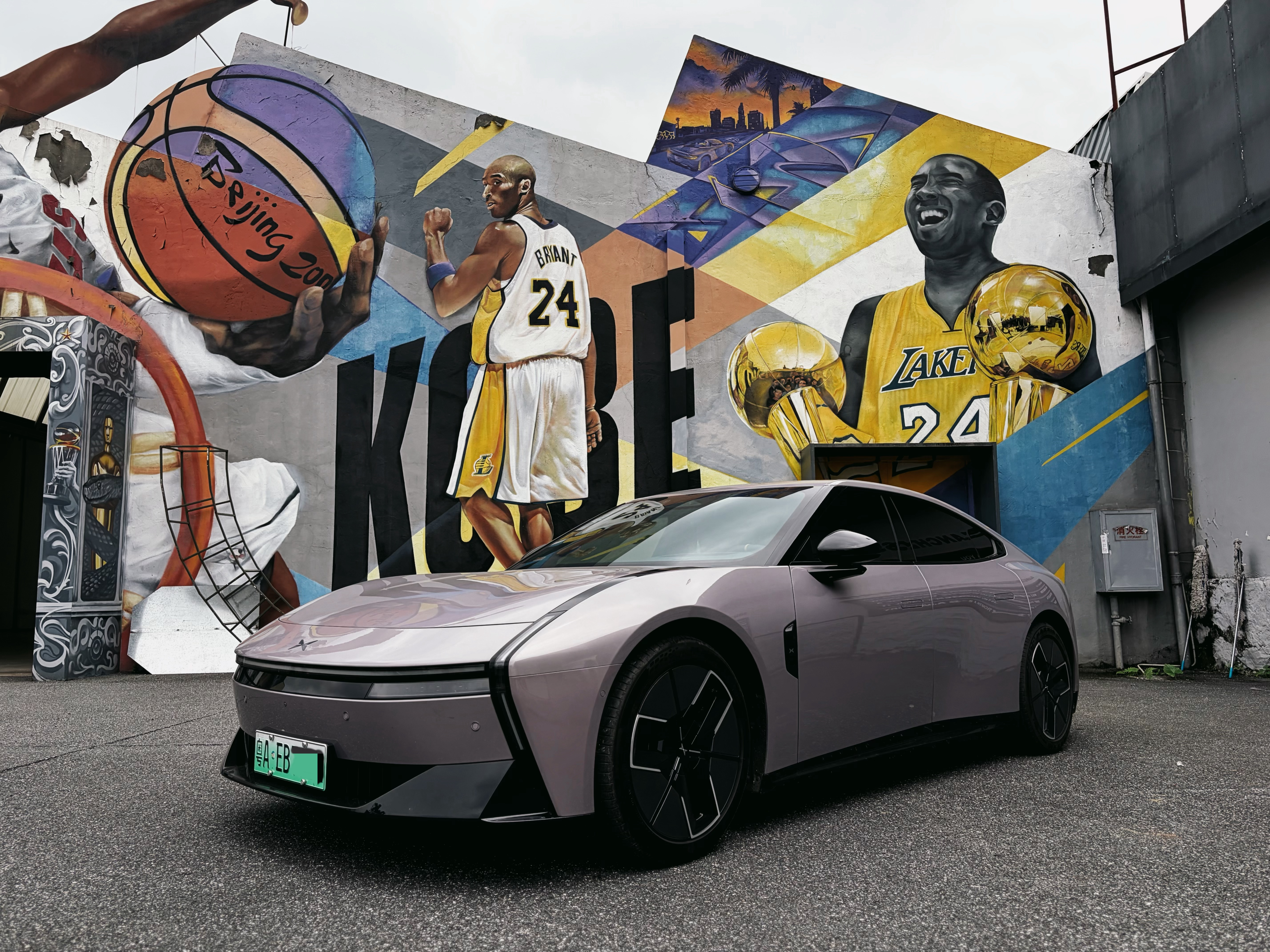 今天中午去了一趟小鹏GX的静拍现场，发现了一面涂鸦墙，是科比！我的小鹏P7是低风
