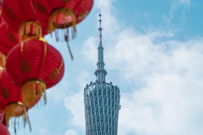 我觉得春节假期放20天比较合适。春节作为传统佳节，大家要做的事可不少。返乡路途就